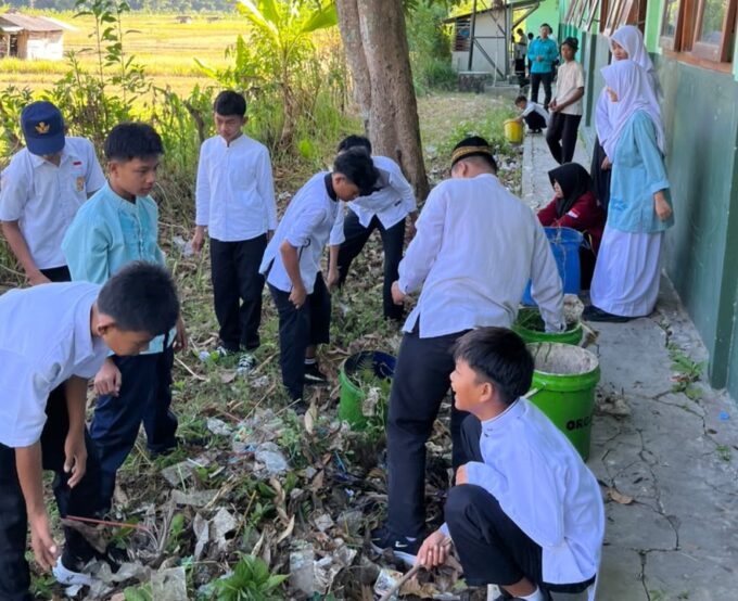 Jumat Bersih SMPN 2 Maleber: Wujudkan Sekolah Bersih, Religius, dan Berkarakter melalui Semangat BERDIKARI