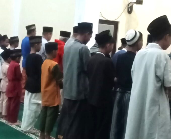 Murid SMP Negeri 2 Maleber Ikuti Gerakan Shalat Subuh Berjamaah 54.000 Anak Muslim se-Kabupaten Kuningan