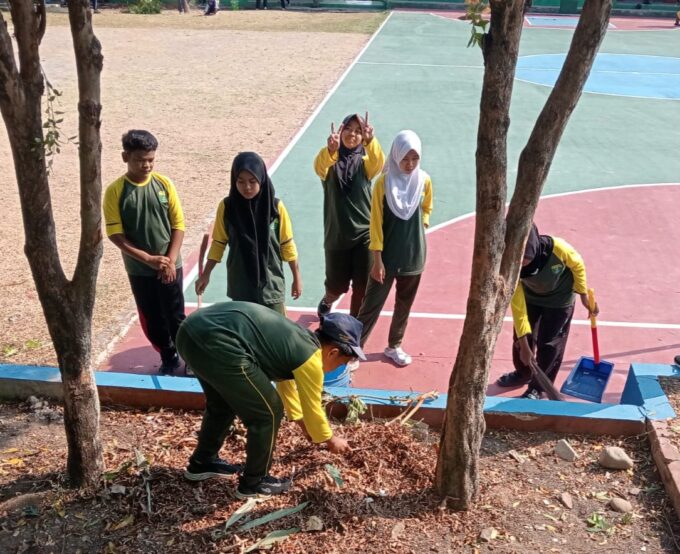 Bangun Budaya Peduli Lingkungan, SMPN 2 Maleber Gelar Aksi Bersih-Bersih