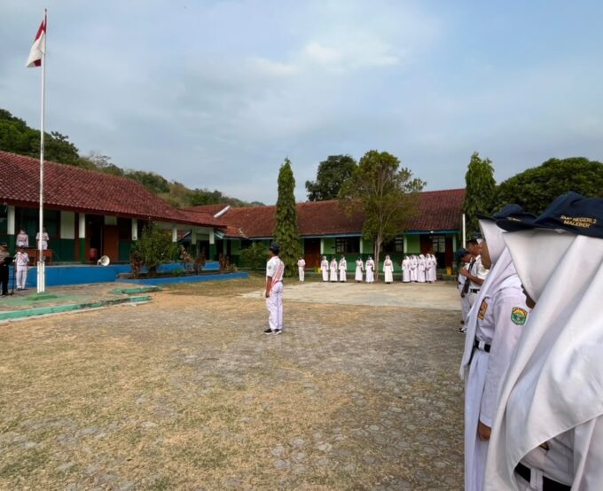 Kapolsek Lebakwangi Jadi Pembina Upacara di SMPN 2 Maleber, Ajak Siswa Tertib Berlalu Lintas dan Bijak Bermedia Sosial